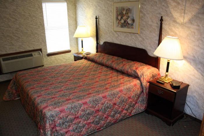 The Queen Anne I Hotel Branson Room photo