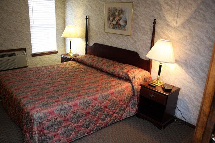 The Queen Anne I Hotel Branson Room photo